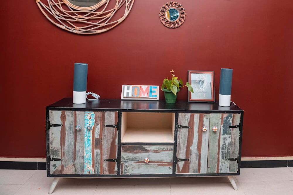 Cómo decorar una pared con cuadros y espejos: ideas y estilos | Wanderlust Deco