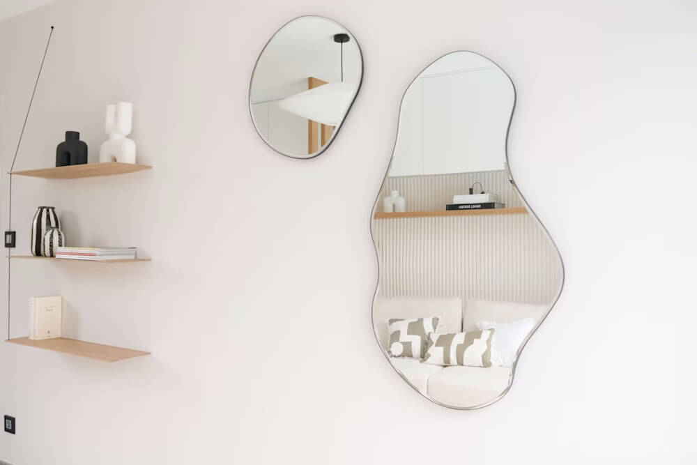 Cómo decorar una pared con cuadros y espejos: ideas y estilos | Wanderlust Deco